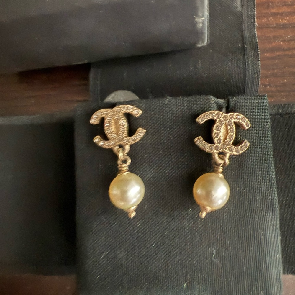 Chanel CC Crystal Pearl Earrings - Picture 7 of 8